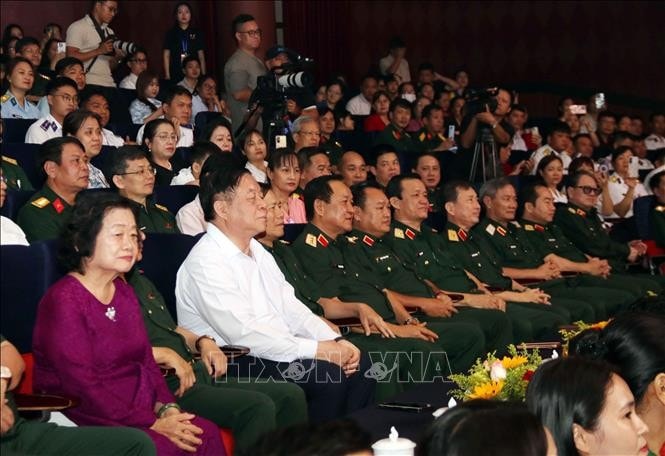 Bí thư Trung ương Đảng, Trưởng Ban Tuyên giáo và Dân vận Trung ương Nguyễn Trọng Nghĩa và các đại biểu dự Chương trình.