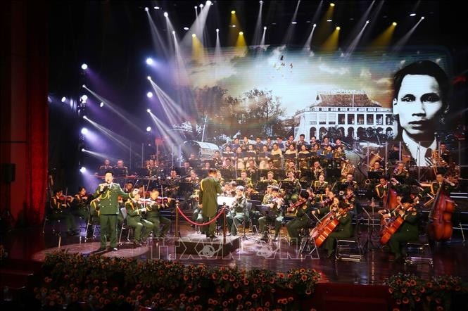 Phần khai từ với tác phẩm Overture “Đất nước bên bờ sóng - Dấu chân phía trước” mở đầu Chương trình.