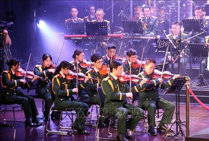 Các nghệ sĩ dàn nhạc Giao hưởng Quân đội biểu diễn tại Chương trình.