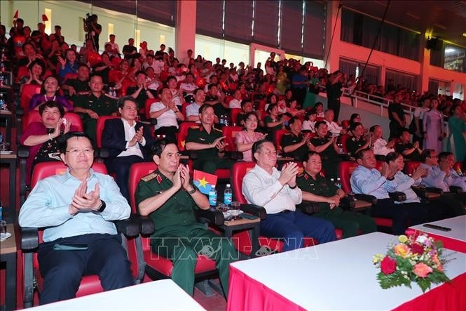 Các đồng chí lãnh đạo Đảng, Nhà nước, Bộ Quốc phòng và đại biểu dự chương trình. Ảnh: Trọng Đức/TTXVN