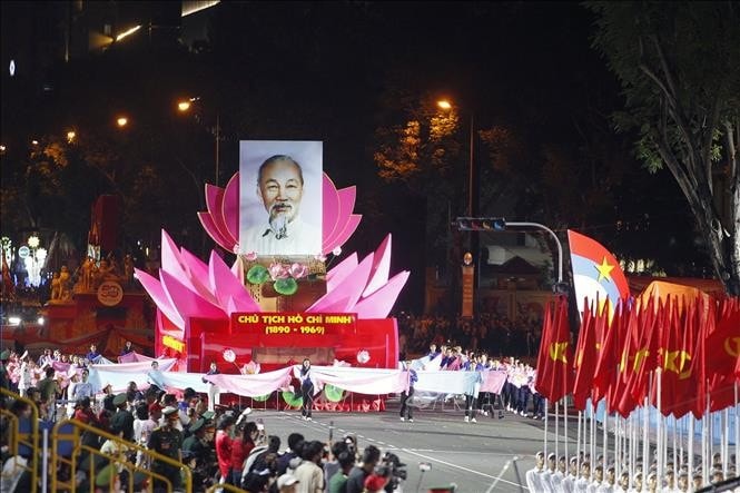 Diễu hành xe hoa mang hình Chủ tịch Hồ Chí Minh trong buổi Tổng hợp luyện diễu binh, diễu hành lần 2. Ảnh: Thanh Vũ/TTXVN