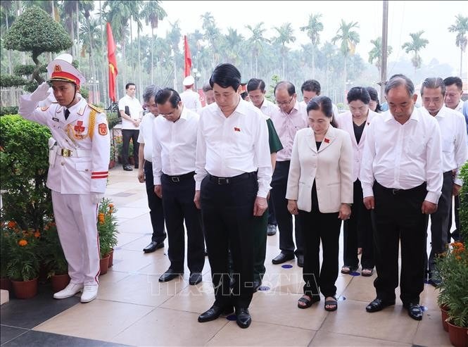 Chủ tịch nước Lương Cường tưởng niệm đồng bào, chiến sĩ tại Khu Di tích lịch sử quốc gia Ngã Ba Giồng. Ảnh: Lâm Khánh/TTXVN