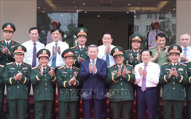 Tổng Bí thư Tô Lâm với lãnh đạo Bộ Tư lệnh Binh chủng Tăng thiết giáp. Ảnh: Thống Nhất/TTXVN