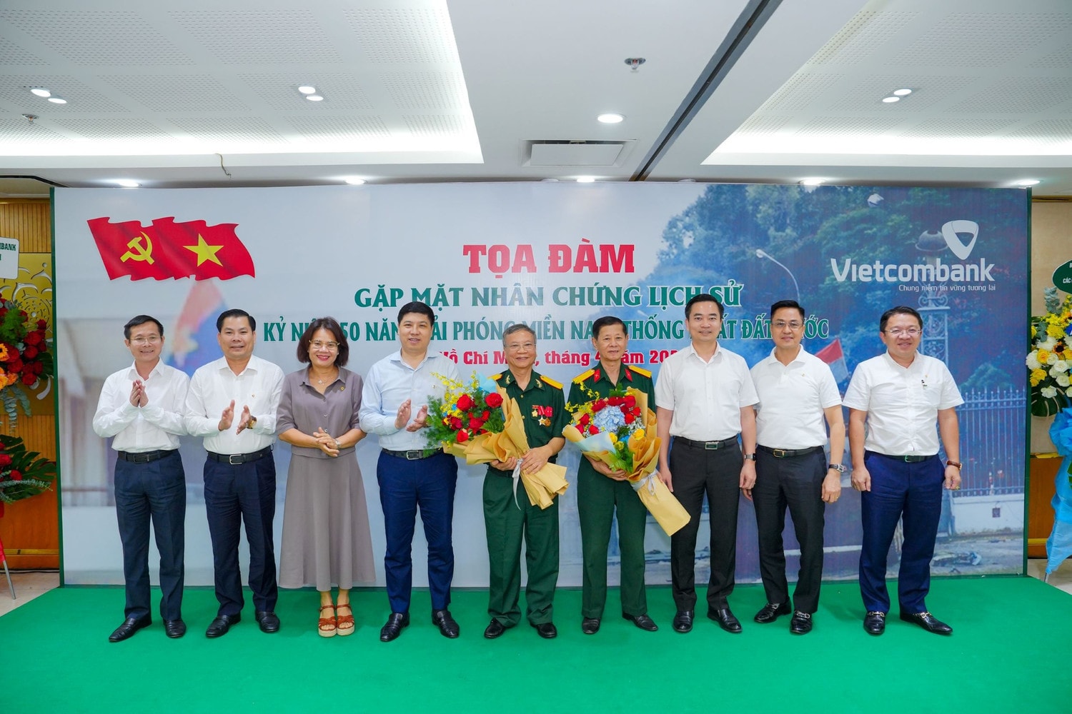 Các đại biểu chụp ảnh lưu niệm tại chương trình