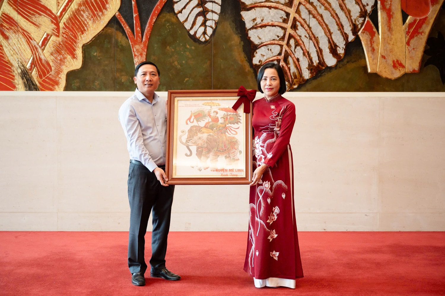 Lãnh đạo huyện Mê Linh tặng quà lưu niệm cho Phó Chủ tịch Quốc hội Nguyễn Thị Thanh