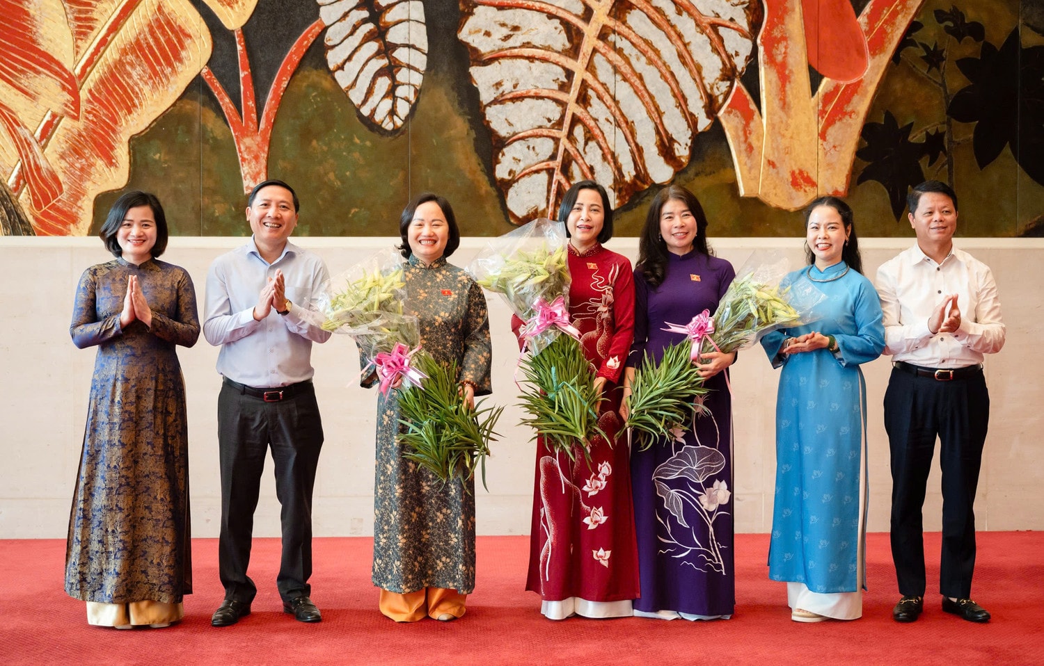 Phó Chủ tịch Quốc hội và lãnh đạo Ủy ban Kinh tế và Tài chính; Văn phòng Quốc hội nhận hoa chúc mừng của Đoàn đại biểu Hội Liên hiệp phụ nữ huyện Mê Linh