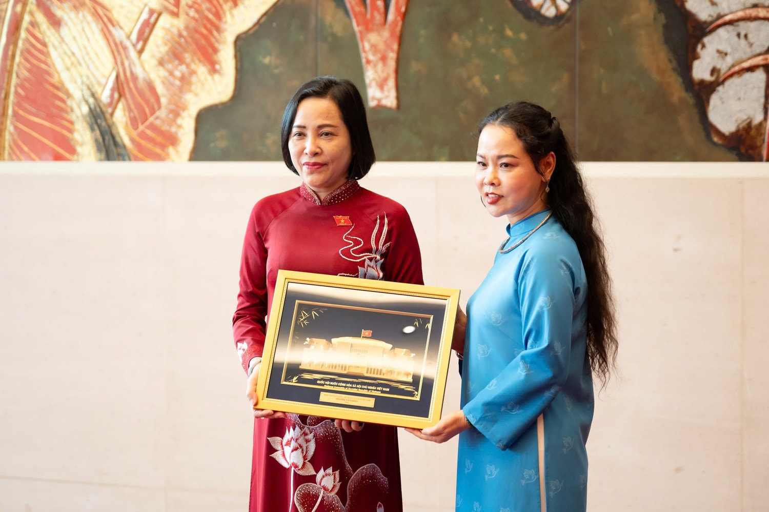 Phó Chủ tịch Quốc hội Nguyễn Thị Thanh tặng quà lưu niệm cho Đoàn đại biểu Hội Liên hiệp phụ nữ huyện Mê Linh