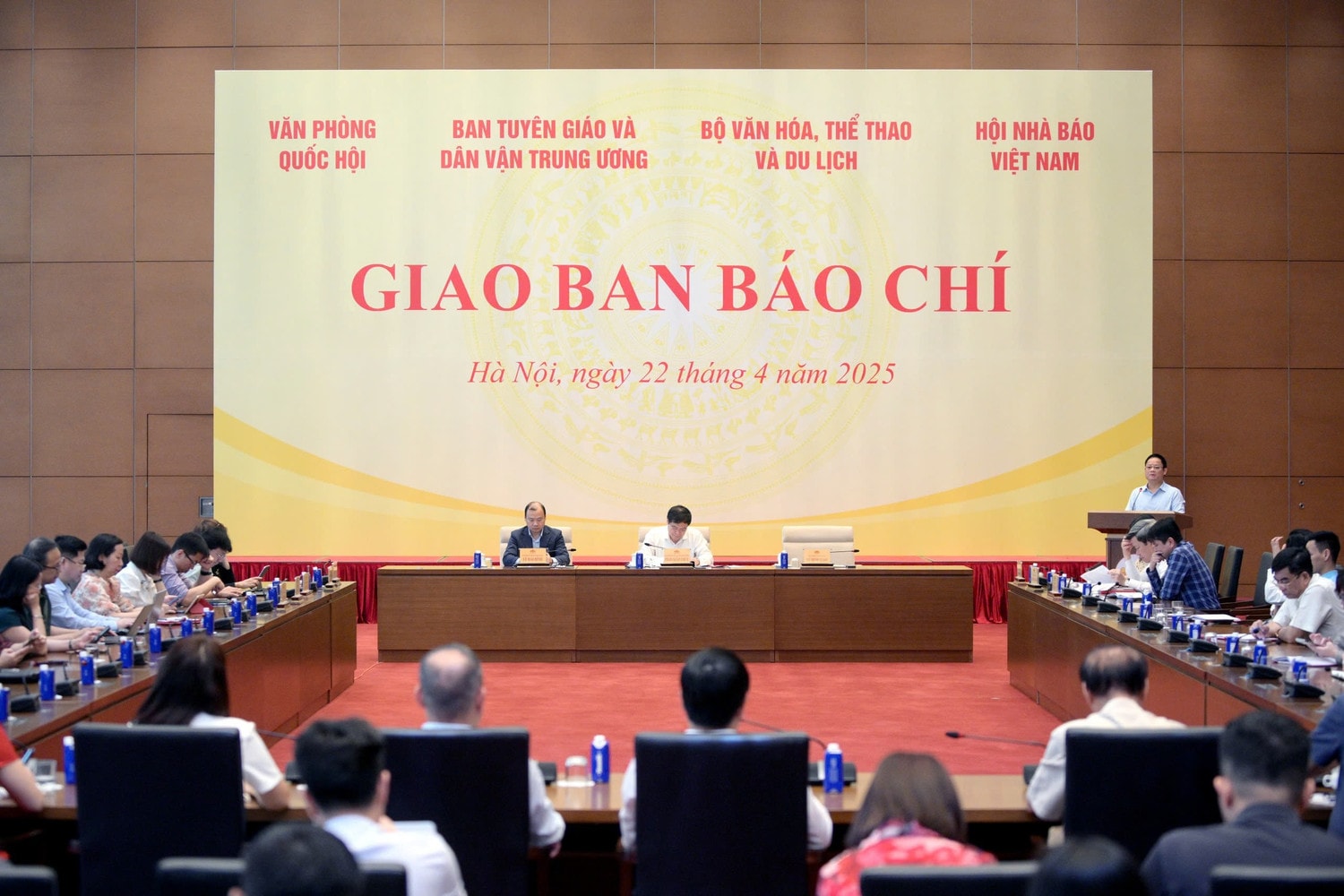 toan-canh-cuoc-giao-ban.jpg