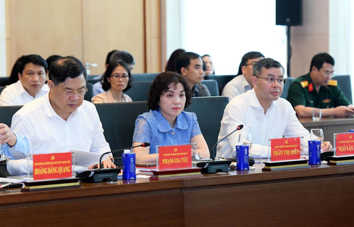cac-dai-bieu-du-hoi-nghi3.jpg