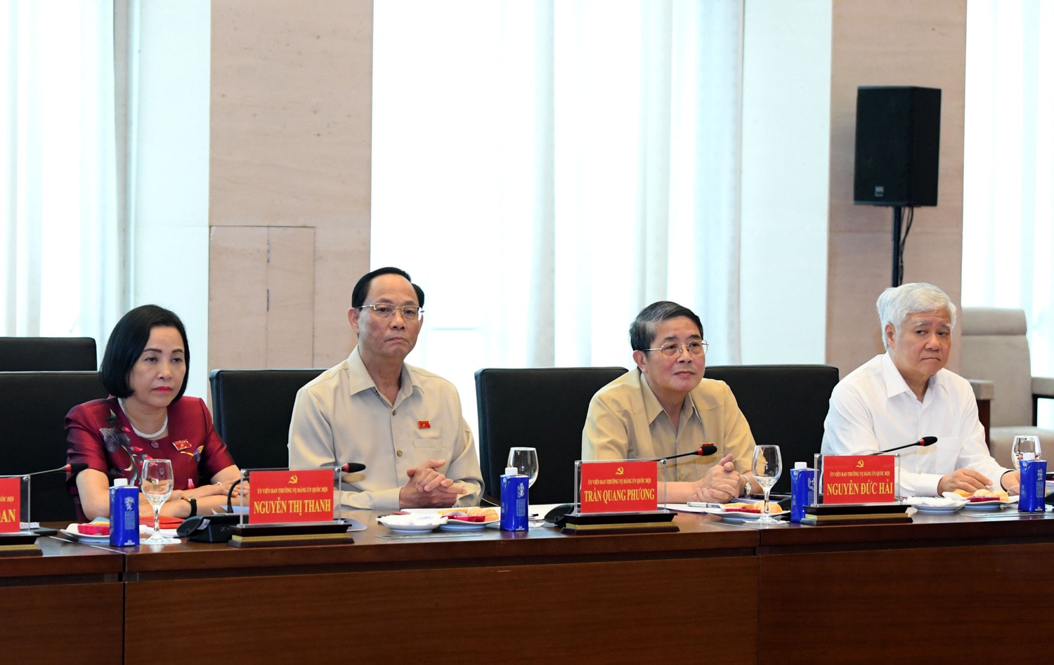 cac-dai-bieu-du-hoi-nghi1.jpg