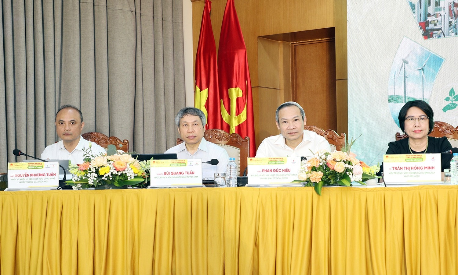 Chủ toạ điều hành diễn đàn. Ảnh: Khánh Duy
