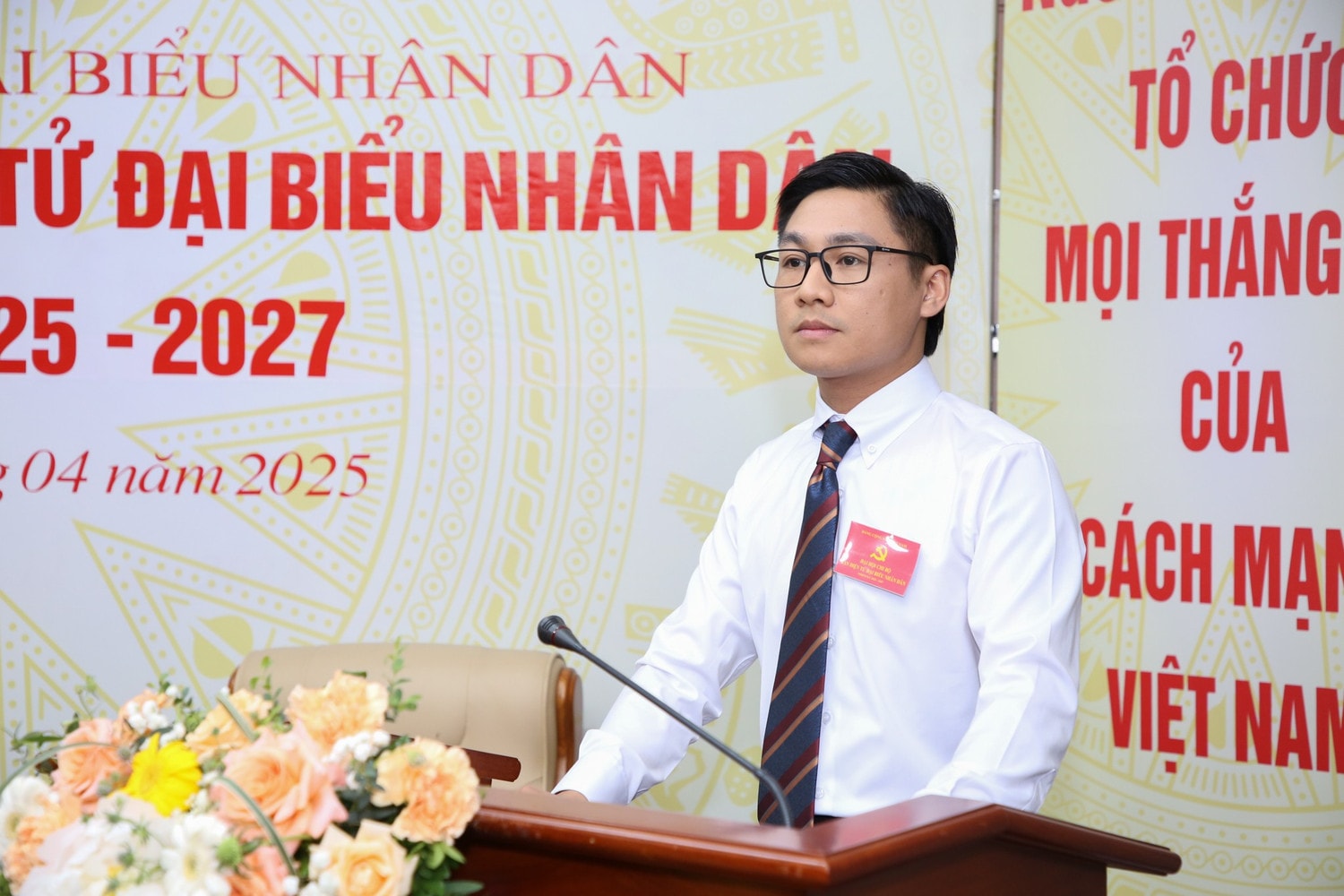 Chi ủy viên Lê Ngọc Tú báo cáo tình hình và tư cách đảng viên dự Đại hội. Ảnh: Duy Thông