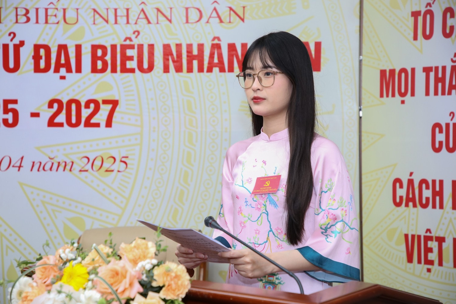 Đảng viên Nguyễn Thị Liên trình bày tham luận. Ảnh: Duy Thông