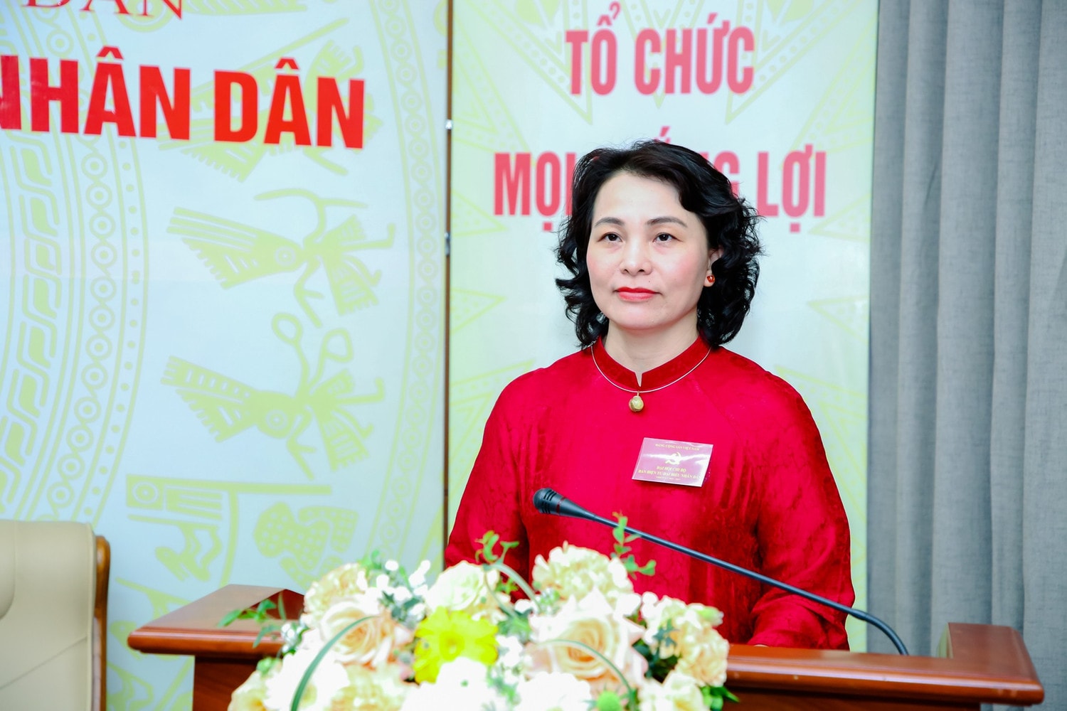 Phó Bí thư Chi bộ Vũ Thị Hồng Hạnh báo cáo Kiểm điểm của tập thể Chi ủy Chi bộ nhiệm kỳ 2022 - 2025. Ảnh: Duy Thông
