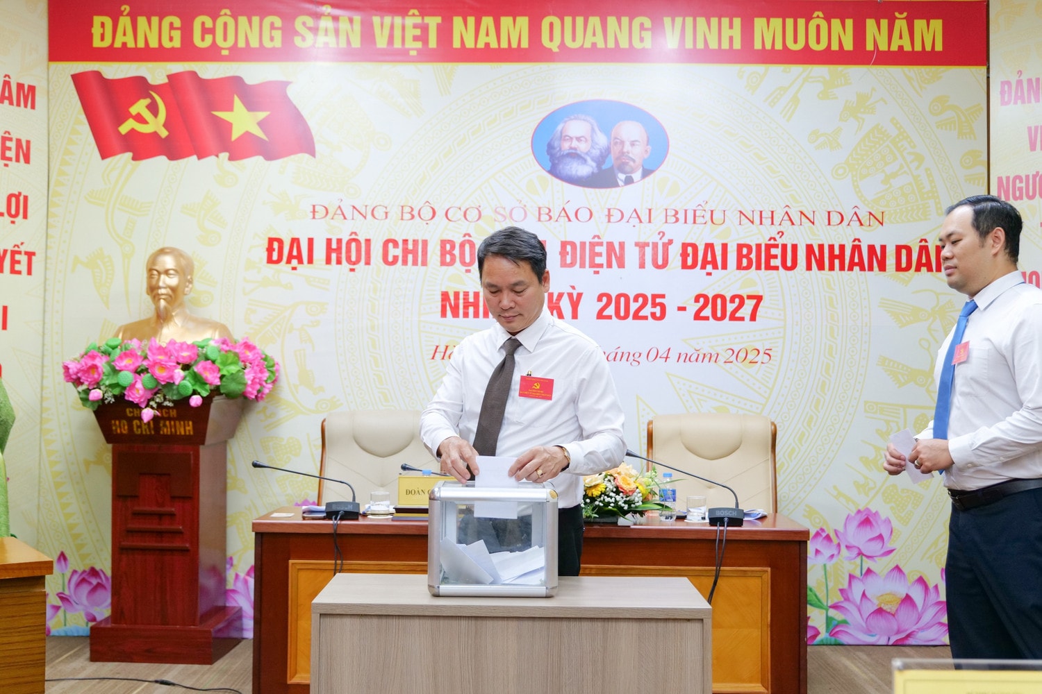 Các đại biểu bỏ phiếu bầu Chi ủy Chi bộ Ban Điện tử nhiệm kỳ 2025 - 2027. Ảnh: Quốc Việt