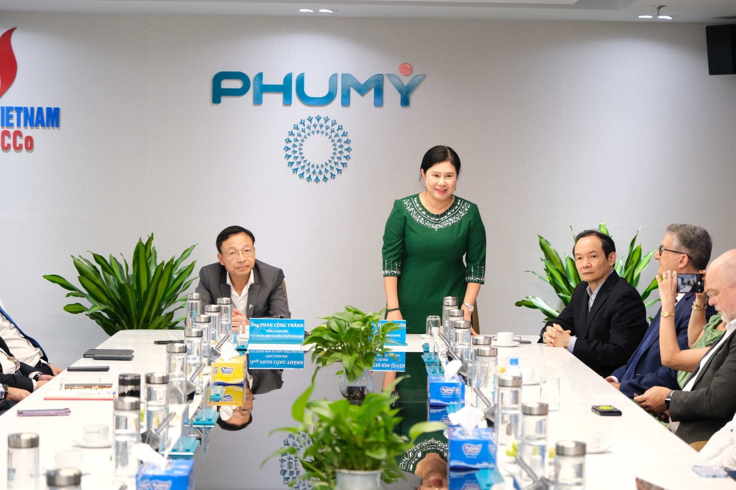 ba-huynh-thi-kim-quyen-phat-bieu-tai-le-ky-ket-compressed.jpg