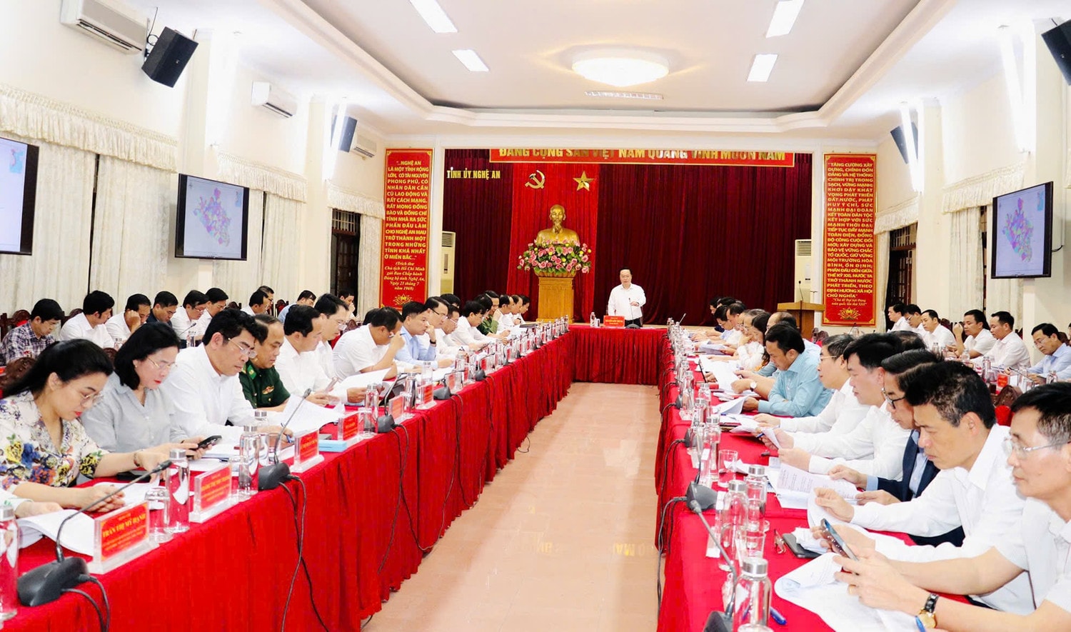 Ban Chỉ đạo cấp tỉnh thực hiện sắp xếp, tổ chức lại đơn vị hành chính các cấp họp triển khai một số nội dung trọng tâm. Ảnh: X.Hoa