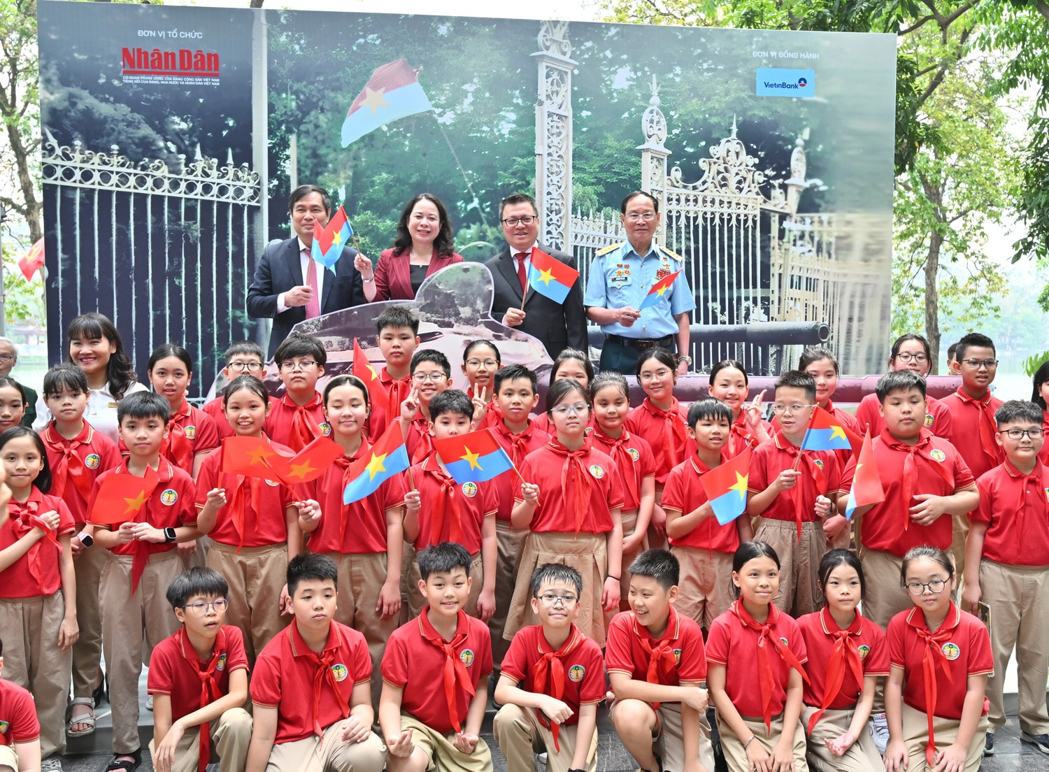 Phó Chủ tịch nước Võ Thị Ánh Xuân và các đại biểu chụp ảnh lưu niệm cùng các em học sinh tham dự triển lãm