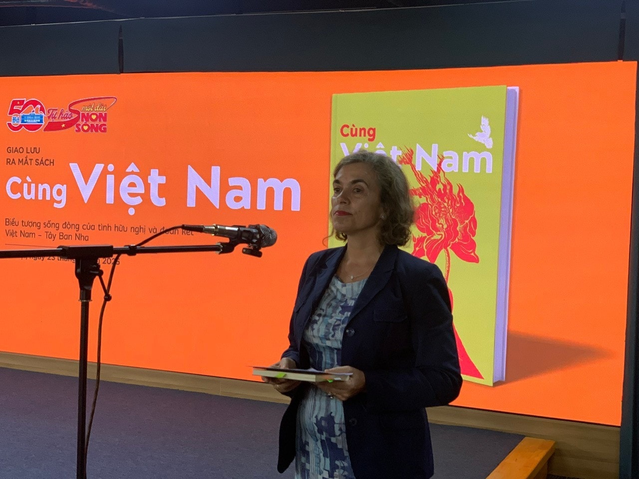 Đại sứ Tây Ban Nha tại Việt Nam Carmen Cano De Lasala cho rằng, tập thơ là sợi dây kết nối hai dân tộc