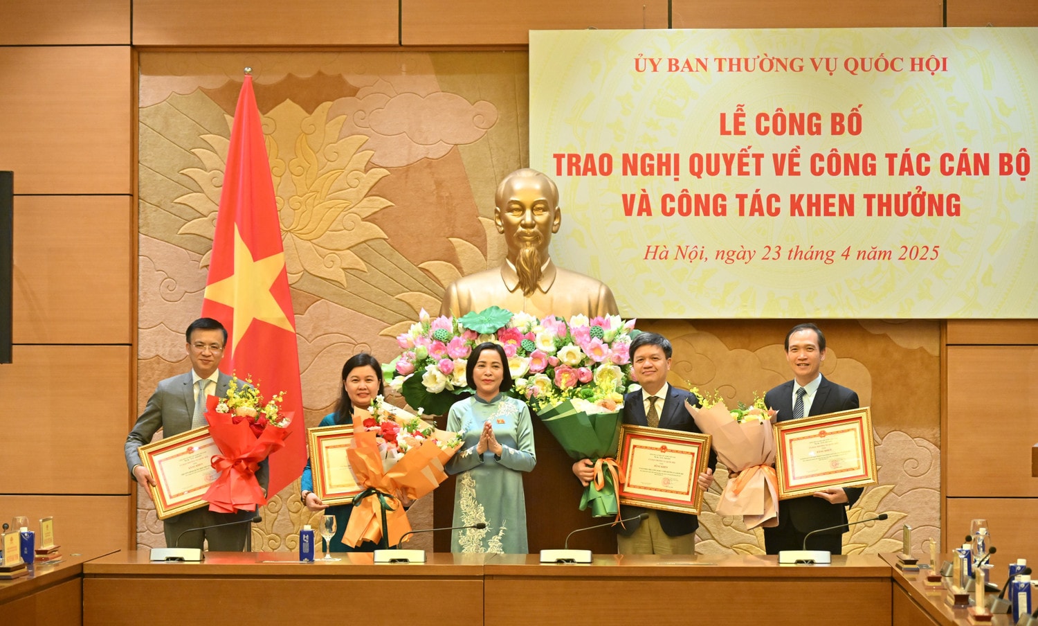 pho-chu-tich-quoc-hoi-nguyen-thi-thanh-trao-tang-bang-khen-cua-ubtvqh-cho-cac-tap-the.jpg