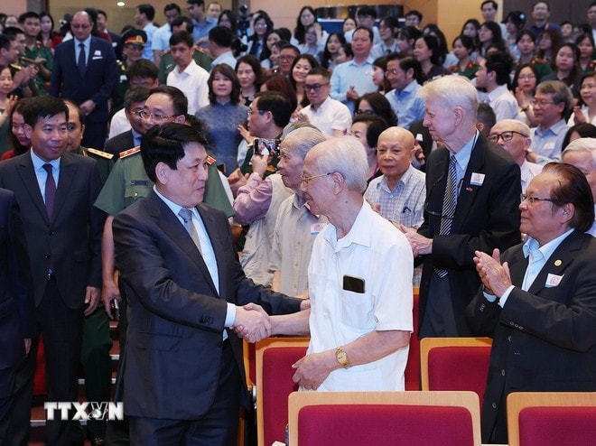 Chủ tịch nước Lương Cường với đại biểu dự Hội thảo khoa học quốc tế “50 năm thống nhất đất nước: Vai trò kiến tạo hòa bình của ngoại giao trong lịch sử và hiện tại”. Ảnh: Lâm Khánh/TTXVN