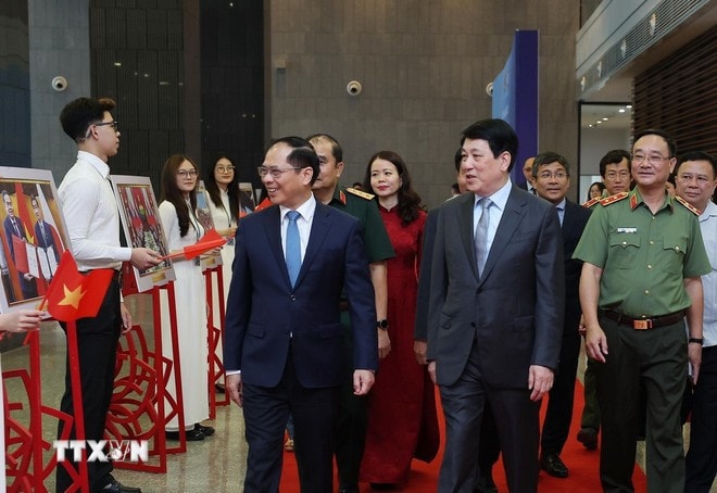 Chủ tịch nước Lương Cường dự Hội thảo khoa học quốc tế “50 năm thống nhất đất nước: Vai trò kiến tạo hòa bình của ngoại giao trong lịch sử và hiện tại”. Ảnh: Lâm Khánh/TTXVN