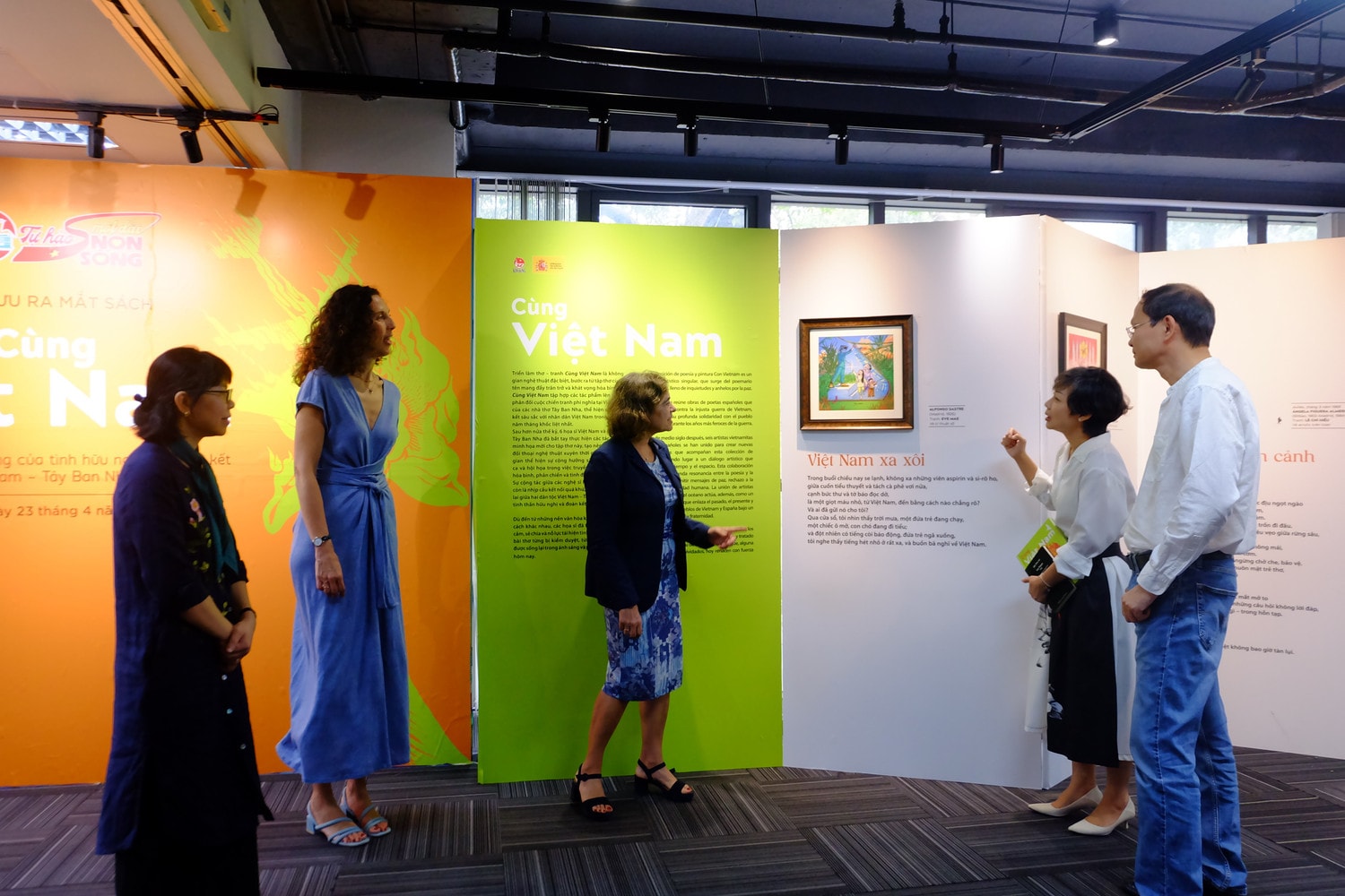 Tham quan triển lãm không gian nghệ thuật thơ - tranh đặc sắc bước ra từ sách "Cùng Việt Nam"