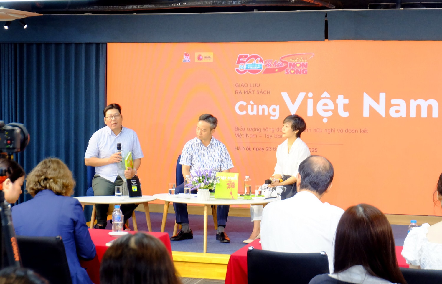 Các diễn giả chia sẻ về những vần thơ từ đất nước Tây Ban Nha xa xôi