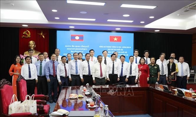 Lãnh đạo tỉnh Sơn La và Đoàn công tác Quốc hội Lào cùng các đại biểu chụp ảnh lưu niệm.