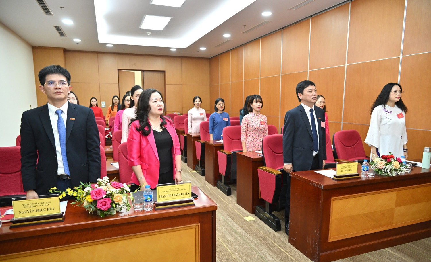 cac-dai-bieu-thuc-hien-nghi-le-chao-co.jpg