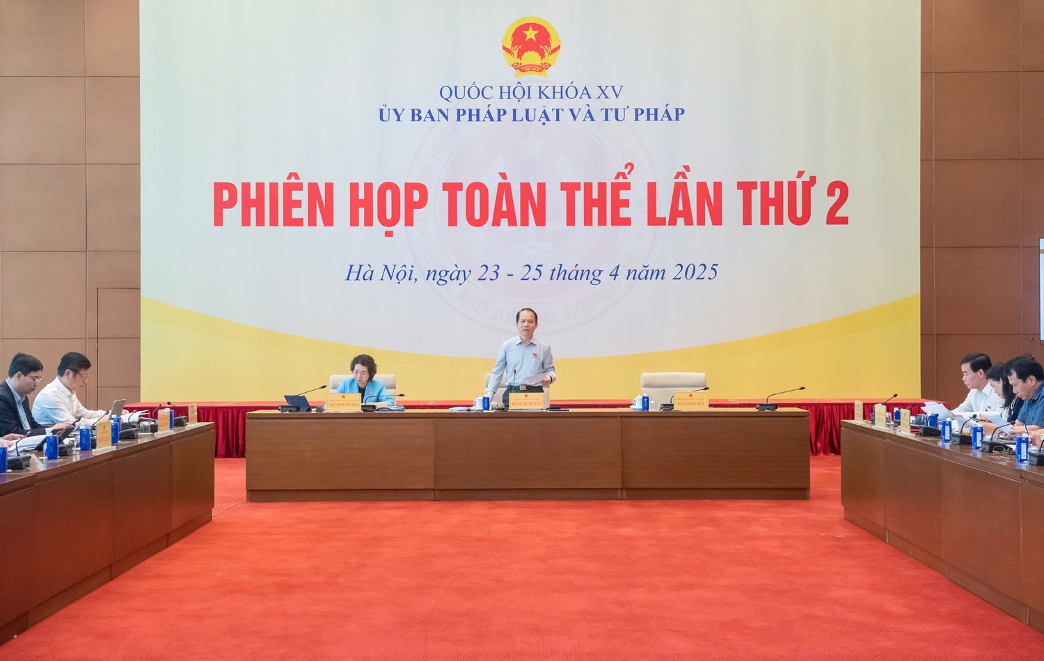 Quang cảnh phiên họp