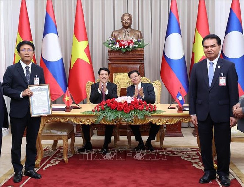 Chủ tịch nước Lương Cường và Tổng Bí thư, Chủ tịch nước Lào Thongloun Sisoulith chứng kiến lễ trao Giấy phép đầu tư (điều chỉnh) Dự án thủy điện Xekaman 3 tại tỉnh Sekong. Ảnh: TTXVN