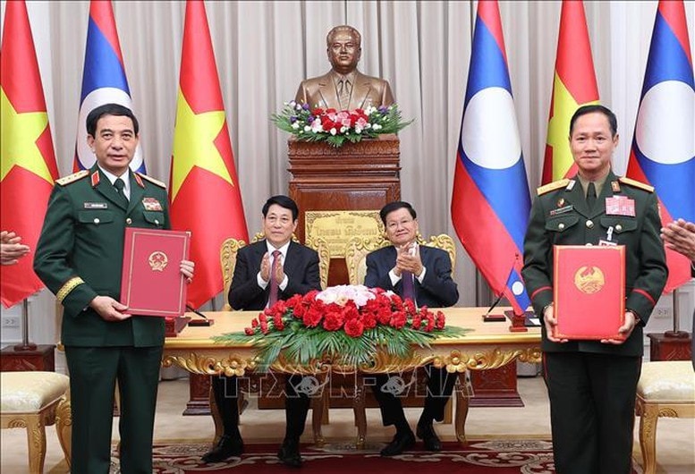 Chủ tịch nước Lương Cường cùng Tổng Bí thư, Chủ tịch nước Lào Thongloun Sisoulith chứng kiến lễ ký và trao Ý định thư giữa Bộ Quốc phòng Việt Nam và Bộ Quốc phòng Lào về việc Bộ Quốc phòng Việt Nam hỗ trợ xây dựng trụ sở Bộ Tư lệnh Bộ đội biên phòng, Quân đội nhân dân Lào. Ảnh: TTXVN
