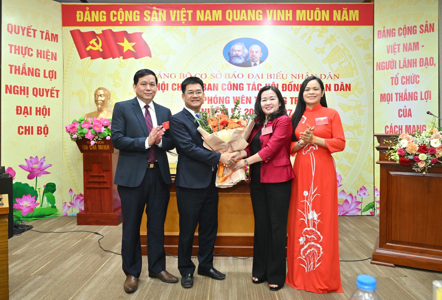 bi-thu-dang-uy-tong-bien-tap-bao-dai-bieu-nhan-dan-pham-thi-thanh-huyen-tang-hoa-chuc-mung-chi-uy-nhiem-ky-2025-2027.jpg