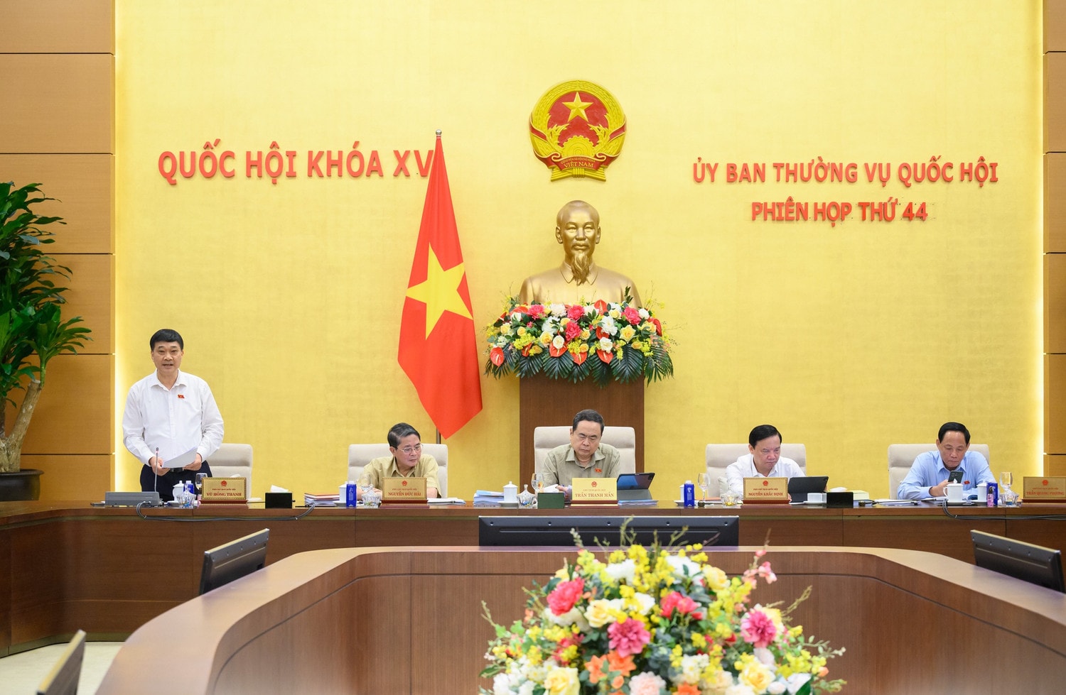 Phó Chủ tịch Quốc hội Vũ Hồng Thanh điều hành phiên họp. Ảnh: Hồ Long
