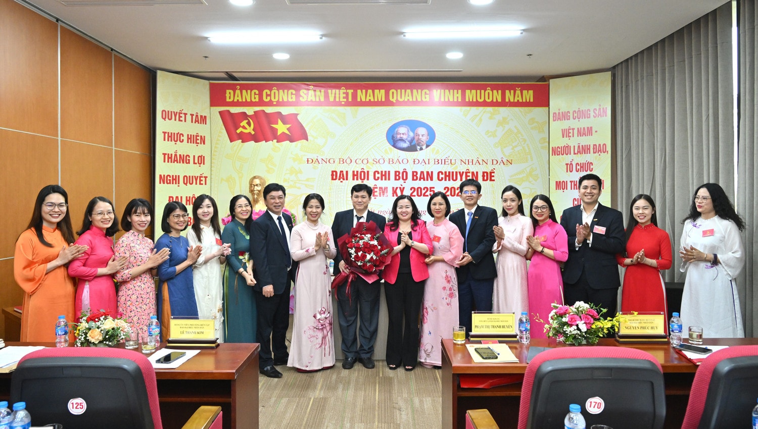 bi-thu-dang-uy-tong-bien-tap-bao-dai-bieu-nhan-dan-pham-thi-thanh-huyen-va-cac-dai-bieu-chup-anh-luu-niemvqk-3301.jpg