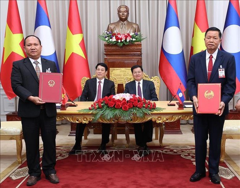 Chủ tịch nước Lương Cường và Tổng Bí thư, Chủ tịch nước Lào Thongloun Sisoulith chứng kiến lễ trao Bản ghi nhớ hợp tác giữa UBND tỉnh Gia Lai và Chính quyền tỉnh Attapeu giai đoạn 2025 - 2030. Ảnh: TTXVN