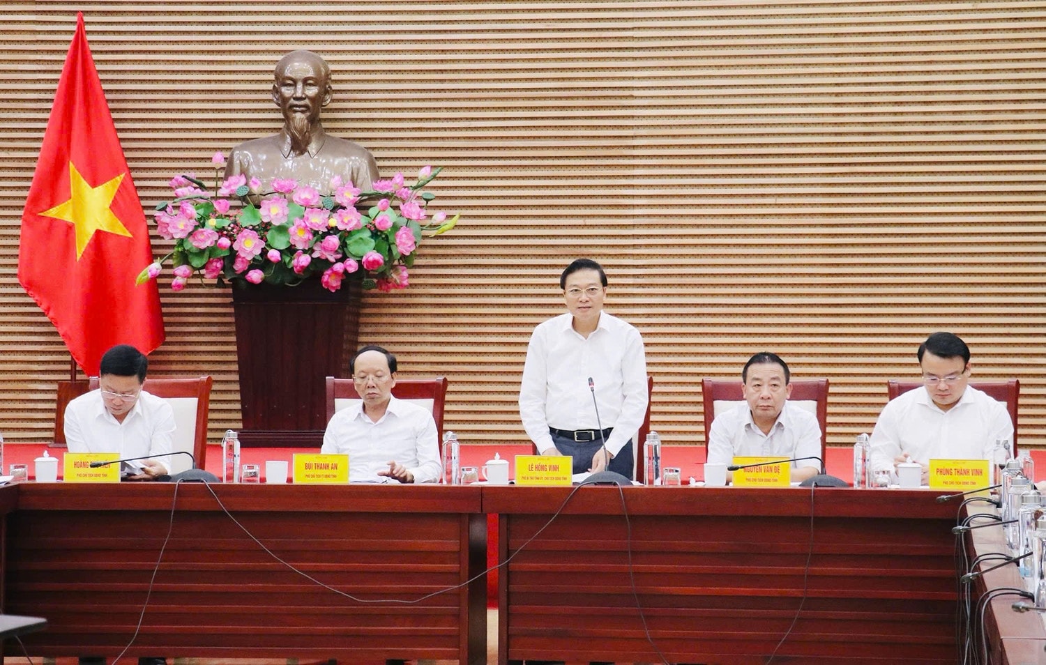 Phó bí thư Tỉnh ủy, Chủ tịch UBND tỉnh Lê Hồng Vinh phát biểu tại buổi họp cho ý kiến vào dự thảo Đề án sắp xếp các ĐVHC cấp xã trên địa bàn tỉnh. Ảnh: Phan Quỳnh