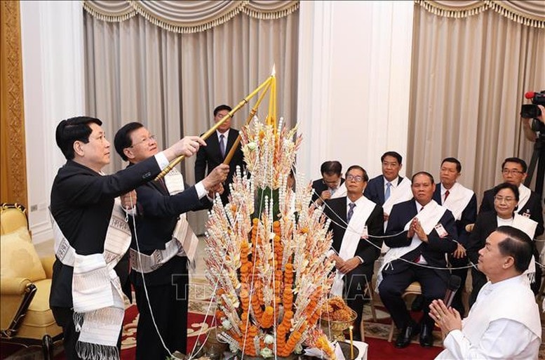 Chủ tịch nước Lương Cường cùng Tổng Bí thư, Chủ tịch nước Lào Thongloun Sisoulith dự lễ buộc chỉ cầu bình an, may mắn nhân dịp Tết Bounpimay của Lào. Ảnh: TTXVN