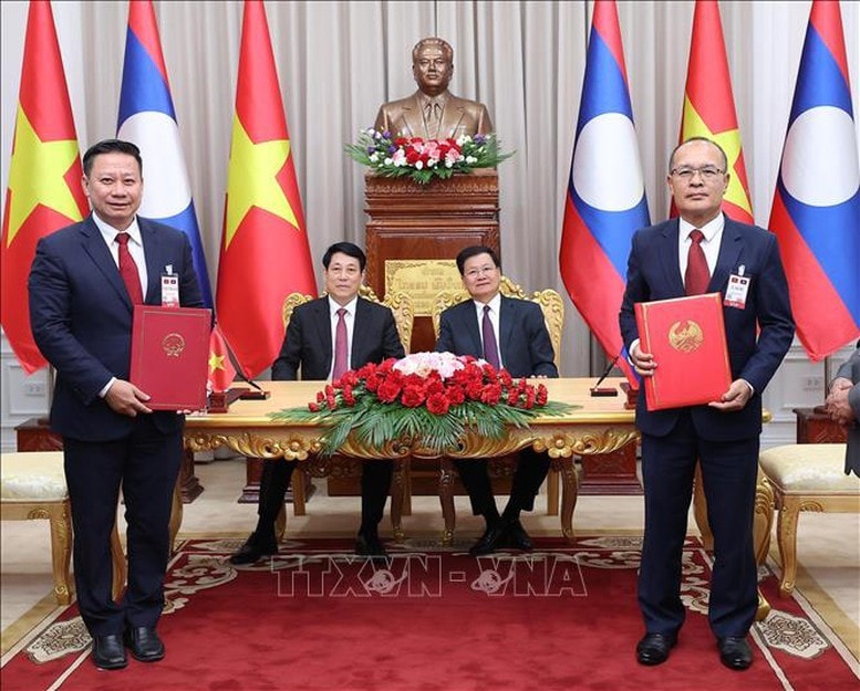 Chủ tịch nước Lương Cường và Tổng Bí thư, Chủ tịch nước Lào Thongloun Sisoulith chứng kiến lễ trao Chương trình hợp tác năm 2025 giữa Bộ Tư pháp Việt Nam và Bộ Tư pháp Lào. Ảnh: TTXVN