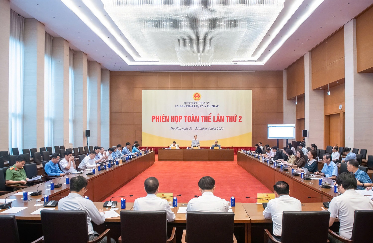 Quang cảnh phiên họp