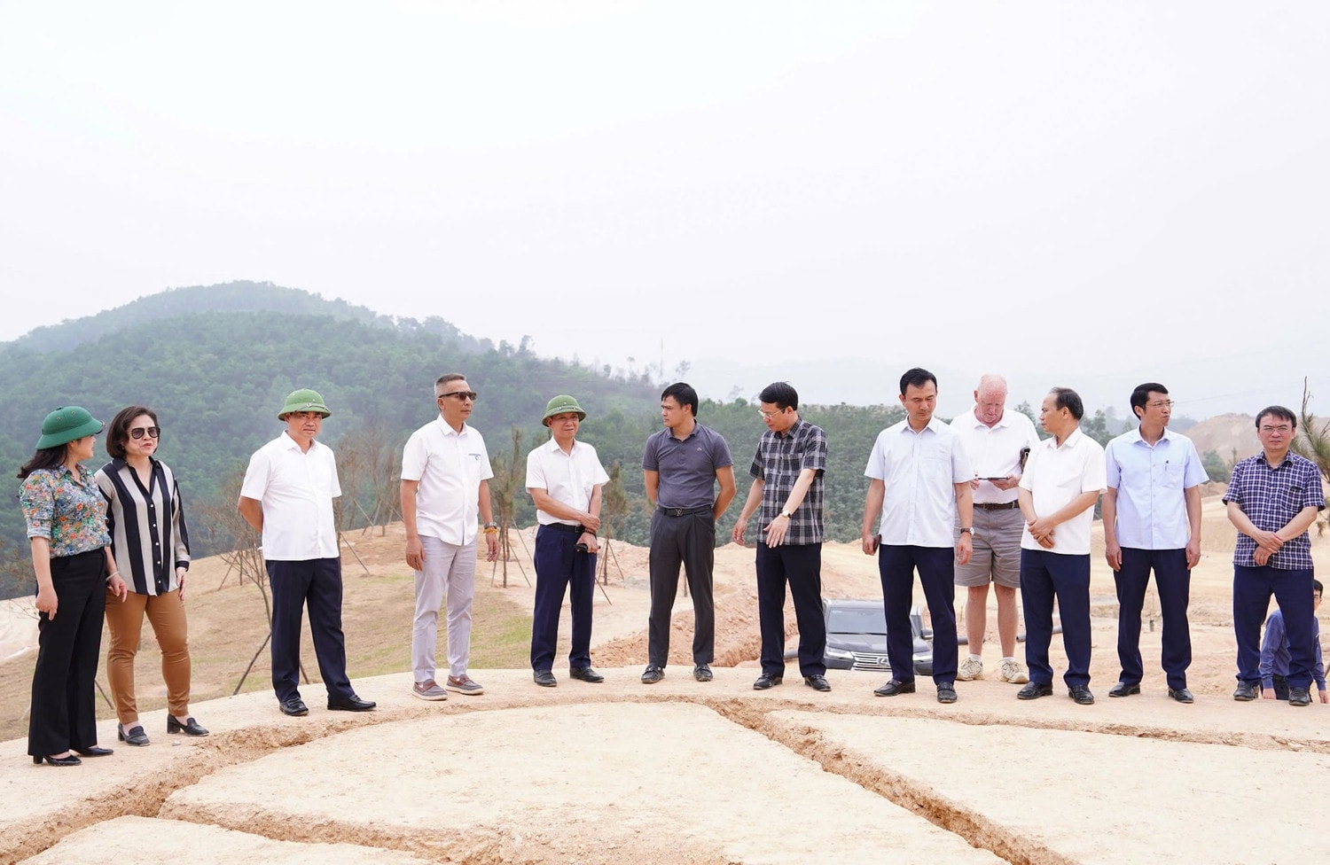 Bí thư Tỉnh ủy Thái Nguyên Trịnh Việt Hùng và lãnh đạo tỉnh, lãnh đạo các sở, ngành kiểm tra tiến độ thi công Dự án sân golf Tân Thái, huyện Đại Từ