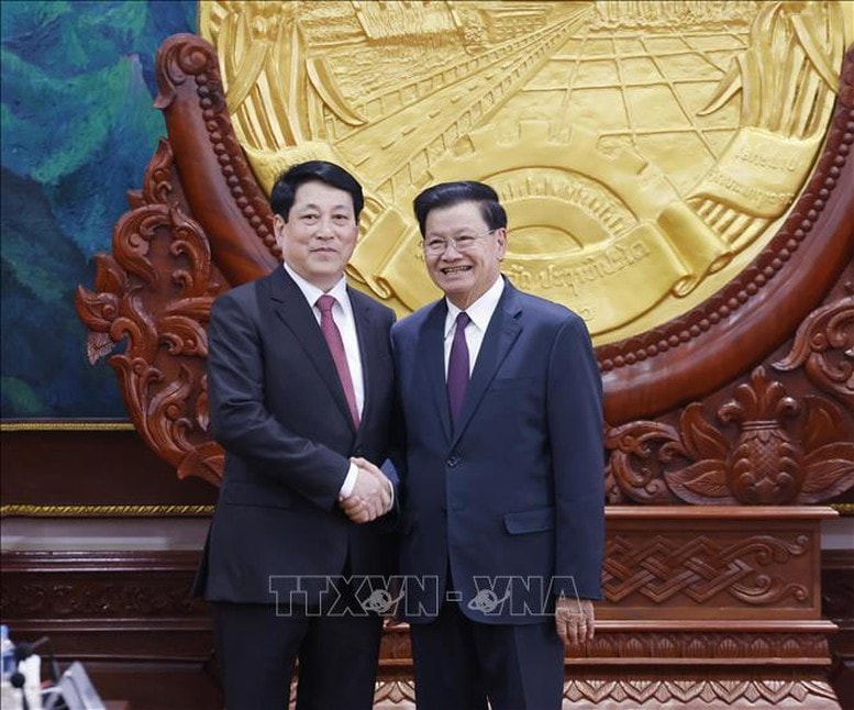 Tổng Bí thư, Chủ tịch nước Lào Thongloun Sisoulith nhiệt chào đón Chủ tịch nước Lương Cường thăm cấp Nhà nước tới Lào. Ảnh: TTXVN