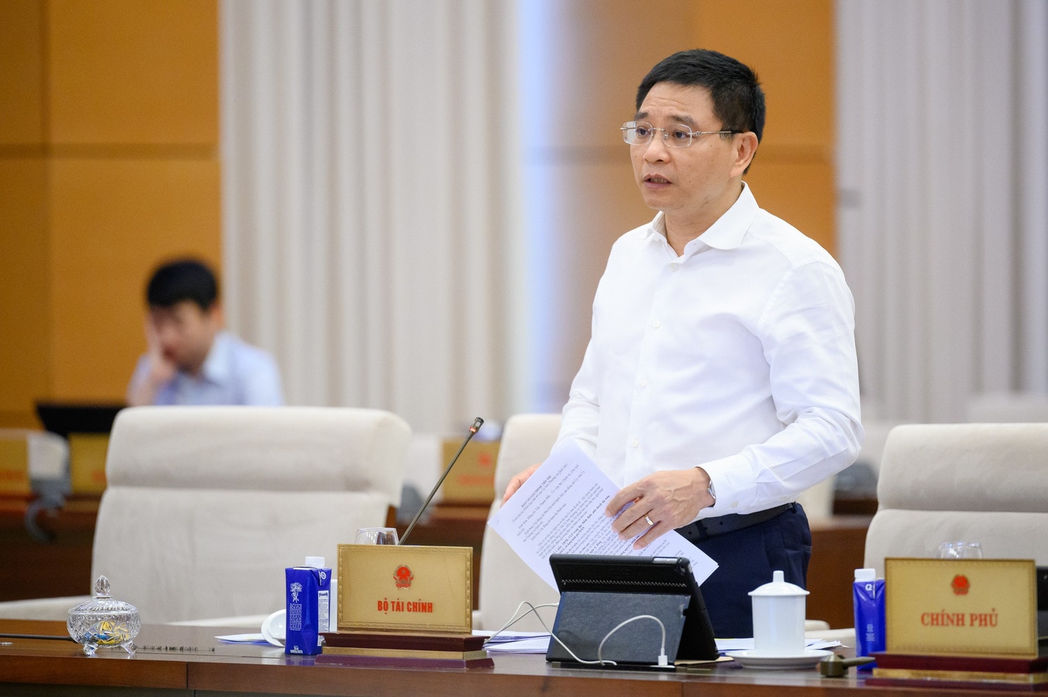 Bộ trưởng Bộ Tài chính Nguyễn Văn Thắng trình bày Tờ trình dự án Luật. Ảnh: Hồ Long