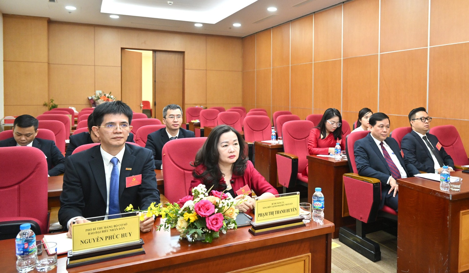 bi-thu-dang-uy-tong-bien-tap-bao-dai-bieu-nhan-dan-pham-thi-thanh-huyen-cung-cac-dai-bieu-va-cac-dang-vien-du-dai-hoivqk-2636.jpg