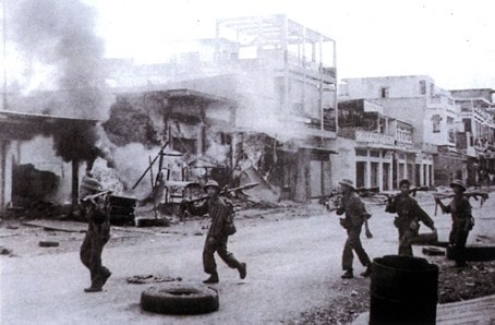 Bộ đội Sư đoàn 341, Quân đoàn 4, tiến công giải phóng thị xã Xuân Lộc, đập tan tuyến phòng thủ mạnh nhất phía đông Sài Gòn, ngày 21.4.1975. Nguồn: BQP