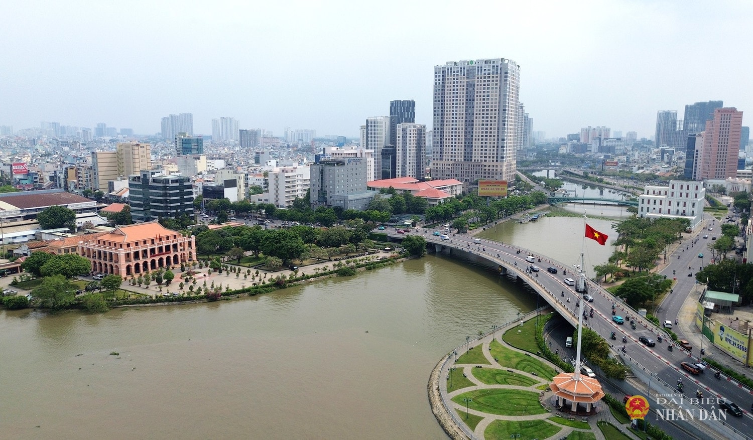 ben-canh-nha-rong1.jpg