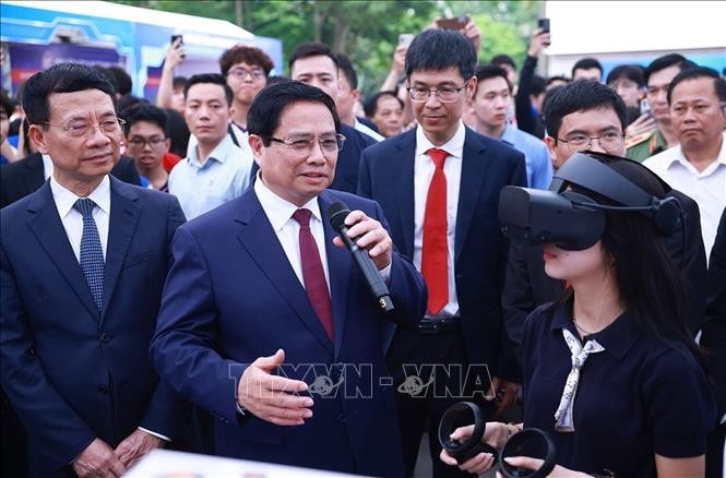 Thủ tướng Phạm Minh Chính tham quan trưng bày sản phẩm đổi mới sáng tạo và chuyển đổi số”. Ảnh: Dương Giang/TTXVN.