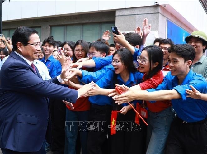 Thủ tướng Phạm Minh Chính với sinh viên Học viện Công nghệ Bưu chính Viễn thông. Ảnh: Dương Giang/TTXVN