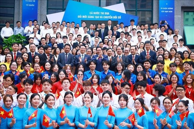 Thủ tướng Phạm Minh Chính với lãnh đạo và sinh viên Học viện Công nghệ Bưu chính Viễn thông. Ảnh: Dương Giang/TTXVN